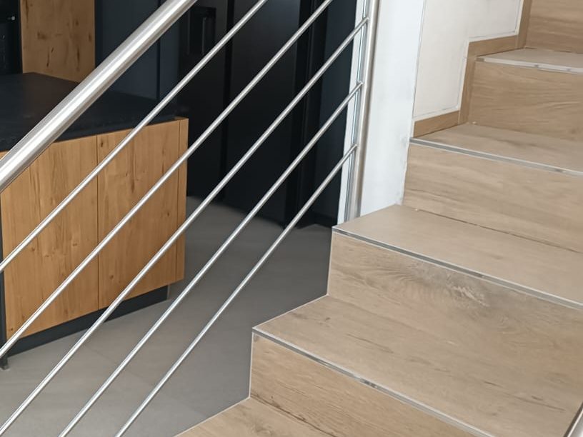 Garde-corps inox sur escalier bois — Archimetal