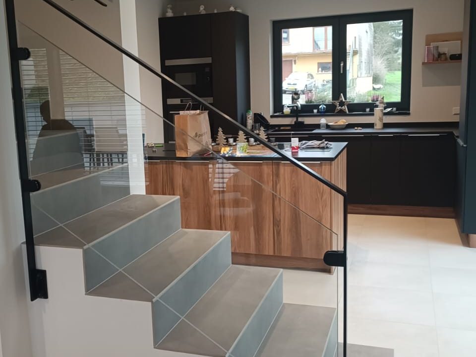 Garde-corps en verre feuilleté avec pinces et cadre acier noir — Archimetal