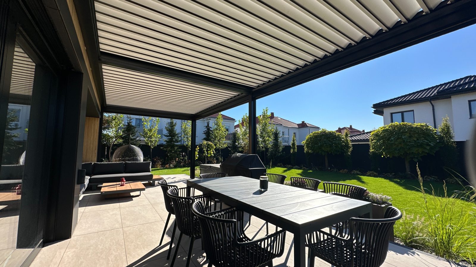 Sous-face des lames orientables en aluminium d'une pergola bioclimatique — Archimetal